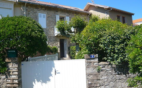 Haitze Egoa: L'Eau, Bâtiment, Nuage, Plante, Jour, Propriété, Piscine, Ciel, Fenêtre, Bleu Azur
