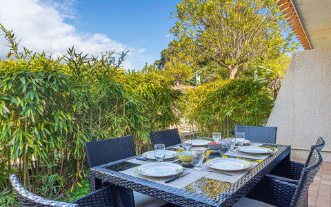 Le Lavandou 135: Meubles, Chaise, Table, Table Cuisine Et Salle A Manger, Mobilier De Jardin, Tableau De Plein Air, Ombre, Jardin, Eco Hôtel, Table Basse