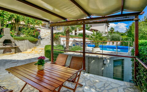 Lucija: Plante, Meubles, Pot De Fleur, Chaise, Bâtiment, Table, Plante D'Appartement, Ombre, Mobilier De Jardin, Piscine