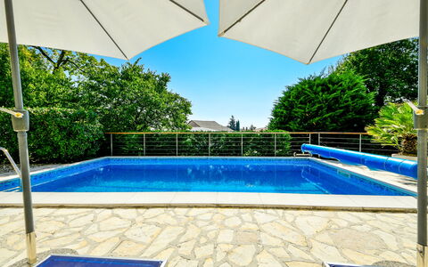 Lucija: L'Eau, Propriété, Bâtiment, Plante, Piscine, Bleu, Bleu Azur, La Nature, Ciel, Parapluie