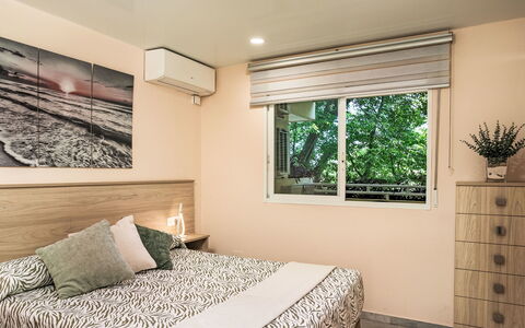 Torremolinos 150: Meubles, Lit, Design Intérieur, Chambre, Sol, Sol, Drap De Lit, Literie, Bois, Pièce