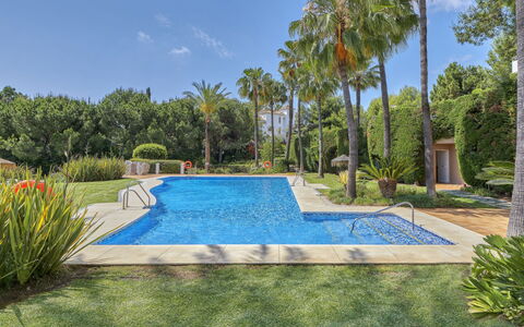 Altos de la Quinta: Plante, Ciel, L'Eau, Piscine, Arbre, Loisir, Arecales, Zone Résidentielle, Paysage, Herbe