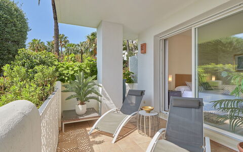 Altos de la Quinta: Plante, Ombre, Chaise, Architecture, Bois, Confort, Bâtiment, Mobilier De Jardin, Zone Résidentielle, Immobilier