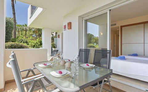 Altos de la Quinta: Table, Meubles, Propriété, Plante, Bois, Design Intérieur, Chaise, Architecture, Ombre, Plante D'Appartement