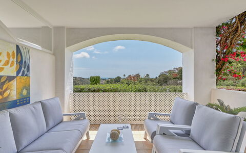Altos de la Quinta: Meubles, Propriété, Canapé, Table, Bâtiment, Ciel, Plante, Ombre, Design Intérieur, Confort