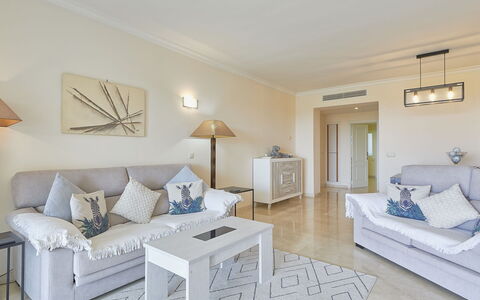 Altos de la Quinta: Meubles, Propriété, Table, Bleu Azur, Canapé, Confort, Bois, Éclairage, Design Intérieur, Bâtiment