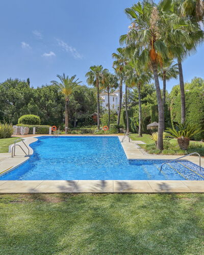 Altos de la Quinta: Plante, Ciel, L'Eau, Piscine, Arbre, Loisir, Arecales, Zone Résidentielle, Paysage, Herbe