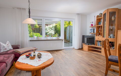 Norddeich 145: Meubles, Table, Propriété, Plante, Étagère, Bois, Design Intérieur, Cabinetry, Sol, Sol