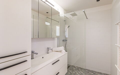 La Corniche: Cabinetry, Armoire De Toilette, Miroir, Évier, Luminaire Plomberie, Salle De Bains, Sol, Tiroir, Sol