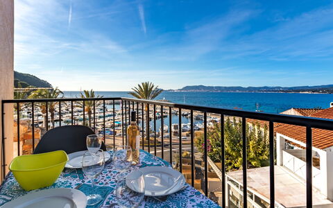 La Corniche: Ciel, Nuage, L'Eau, Meubles, Bâtiment, Propriété, Vaisselle, Bleu, Station Balnéaire, Table