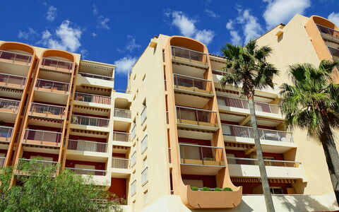 Fréjus 110: Nuage, Ciel, Bâtiment, Arbre, Design Urbain, Végétation, Condominium, Bloc Tour, Bois, Matériel De La Propriété
