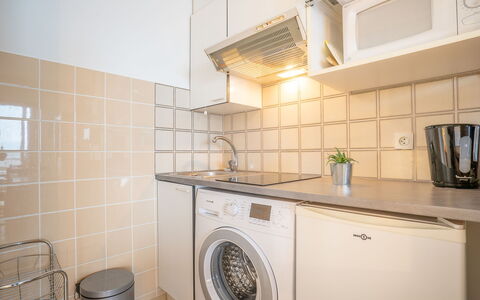 Fréjus 110: Buanderie, Cabinetry, Propriété, Luminaire Plomberie, Robinet, Evier, Évier, Cuisine, Machine À Laver, Comptoir