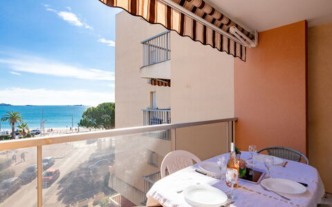 Fréjus 110: Table, Meubles, Propriété, Bleu Azur, Bâtiment, Chaise, Design Intérieur, Éclairage, Orange, Jaune