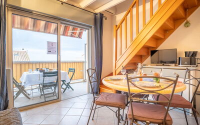 Le Capitole 110.8: Meubles, Table, Propriété, Chaise, Bois, Design Intérieur, Sol, Sol, Immobilier, Salon