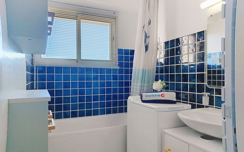 Le Drakar: Bleu, Mur, Luminaire Plomberie, Design Intérieur, Sol, Salle De Bains, Sol, Plomberie, Tuile, Pièce