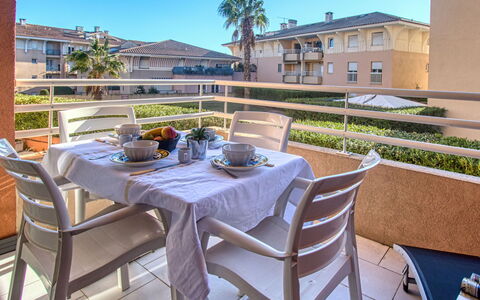 Fréjus 570: Ciel, Nuage, Bâtiment, Propriété, Fenêtre, Bois, Table, Maison, Ombre, Mobilier De Jardin