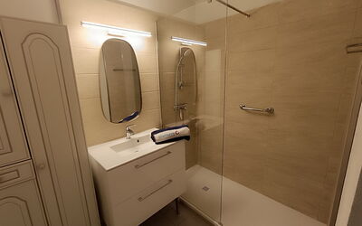 Port D'Attache 570.10: Lavabo, Luminaire Plomberie, Sol, Bois, Sol, Design Intérieur, Salle De Bains, Miroir, Plomberie, Évier