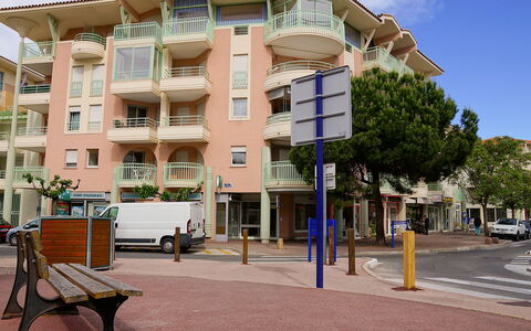 Fréjus 580: Bâtiment, Ciel, Propriété, Fenêtre, Design Urbain, Architecture, Arbre, Voiture, Quartier, Zone Résidentielle