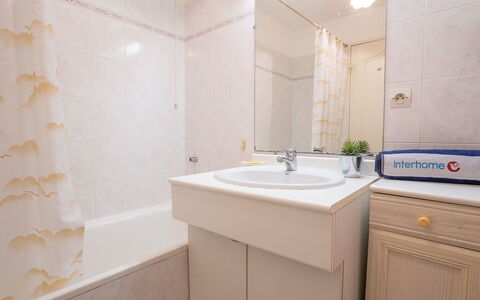 Fréjus 580: Miroir, Luminaire Plomberie, Robinet, Évier, Salle De Bains, Design Intérieur, Cabinetry, Sol