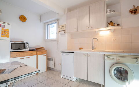 Fréjus 580: Cabinetry, Propriété, Evier, Meubles, Évier, Robinet, Bâtiment, Comptoir, Luminaire Plomberie, Cuisine