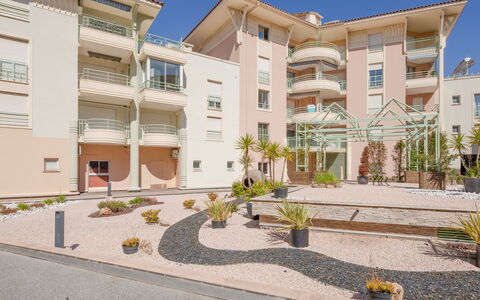 Quartier Latin: Appartement, Biens, Condominium, Balcon, Manoir, Hacienda, Hôtel, Villa, Allée