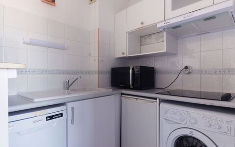 Résidence Aigue Marine: Cabinetry, Buanderie, Propriété, Evier, Évier, Blanc, Sécheuse, Bâtiment, Cuisinière, Cuisine