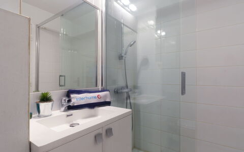 Résidence Aigue Marine: Miroir, Évier, Robinet, Luminaire Plomberie, Bâtiment, Salle De Bains, Lavabo, Design Intérieur, Sol