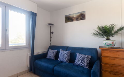 Résidence Aigue Marine: Propriété, Canapé, Fenêtre, Confort, Bleu Azur, Bâtiment, Architecture, Design Intérieur, Bois, Éclairage