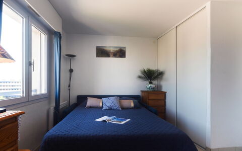 Résidence Aigue Marine: Meubles, Bâtiment, Confort, Fenêtre, Cabinetry, Bleu Azur, Bois, Éclairage, Ombre