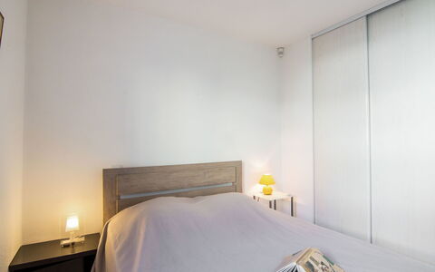 Saint-Raphaël 132: Chambre, Pièce, Lit, Propriété, Meubles, Drap De Lit, Design Intérieur, Cadre De Lit, Mur, Literie