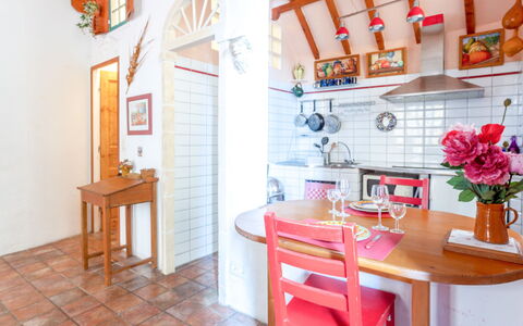 Miralheti: Table, Meubles, Propriété, Orange, Design Intérieur, Bâtiment, Architecture, Bois, Sol, Cadre