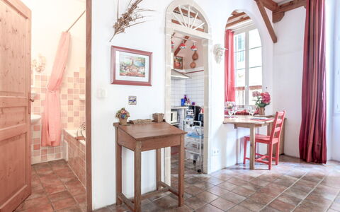 Miralheti: Table, Cadre, Meubles, Bois, Design Intérieur, Fenêtre, Sol, Bâtiment, Maison, Plante D'Appartement