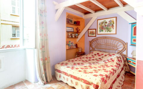 Miralheti: Meubles, Propriété, Bâtiment, Fenêtre, Confort, Bois, Design Intérieur, Cadre De Lit, Orange, Sol