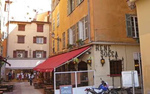 Miralheti: Ciel, Neige, Bâtiment, Branche, Arbre, Nuage, Pente, Architecture, Gelé, Espace Public