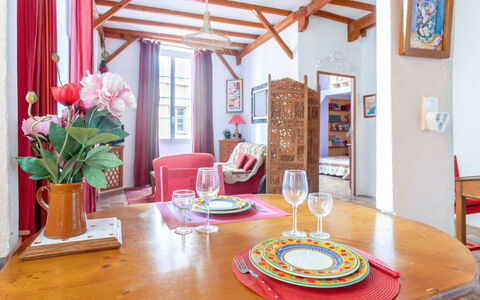 Miralheti: Table, Meubles, Propriété, Fenêtre, Bâtiment, Plante, Décoration, Cadre, Fleur, Design Intérieur