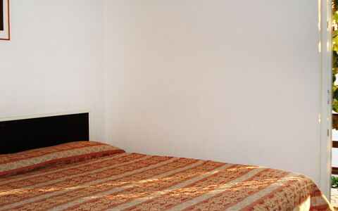 Novi: Lit, Chambre, Drap De Lit, Pièce, Meubles, Propriété, Literie, Cadre De Lit, Mur, Sol