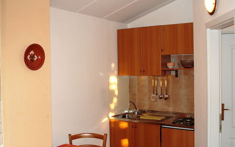 Novi: Pièce, Propriété, Meubles, Orange, Design Intérieur, Bâtiment, Maison, Sol, Immobilier, Cuisine