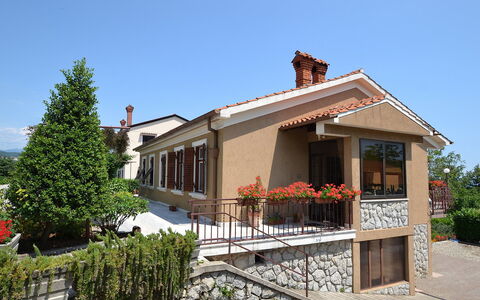 Opatija Pobri 112: Ciel, Plante, Bâtiment, Fenêtre, Maison, Lot Terre, Porte, Ombre, Arbre, Chalet