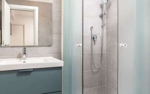 Opatija Pobri 112: Miroir, Robinet, Armoire De Toilette, Propriété, Luminaire Plomberie, Évier, Blanc, Cabinetry, Salle De Bains, Tete De Douche