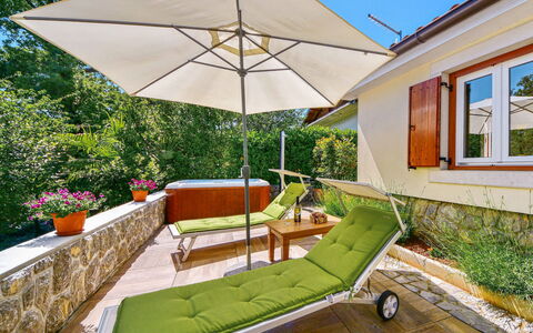 Beni: Plante, Propriété, Fenêtre, Bâtiment, Ombre, Mobilier De Jardin, Bois, Maison, Sol, Herbe