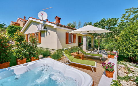 Beni: L'Eau, Plante, Bâtiment, Ciel, Propriété, Maison, Piscine, Mobilier De Jardin, Arbre, Loisir