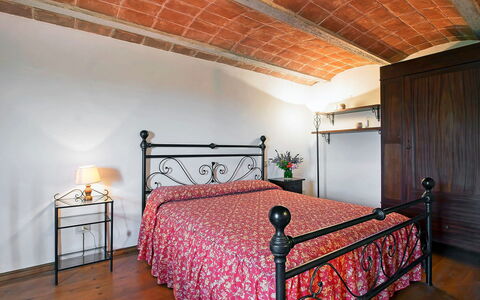 Cinigiano 100: Chambre, Lit, Meubles, Pièce, Propriété, Cadre De Lit, Plafond, Drap De Lit, Sol, Design Intérieur
