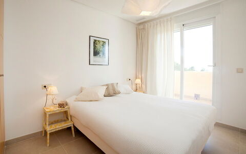 Altea 49: Chambre, Pièce, Lit, Meubles, Propriété, Drap De Lit, Cadre De Lit, Literie, Design Intérieur, Sol