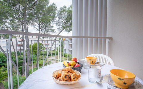Saint-Raphaël 182: Aliments, Vaisselle, Table, Meubles, Vaisselle, Assiette, Nappe De Table, Chaise, Fruit