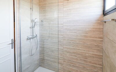 Résidence le Boréal 182.2: Sol, Sol, Salle De Bains, Luminaire Plomberie, Design Intérieur, Tuile, Composite, Plomberie, Porte De Douche, Douche