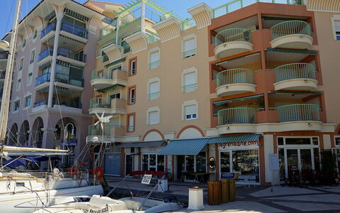 Résidence les Cariatides: Bâtiment, Propriété, Usage Mixte, Appartement, Zone Résidentielle, Immobilier, Quartier, Condominium, Architecture, Ville