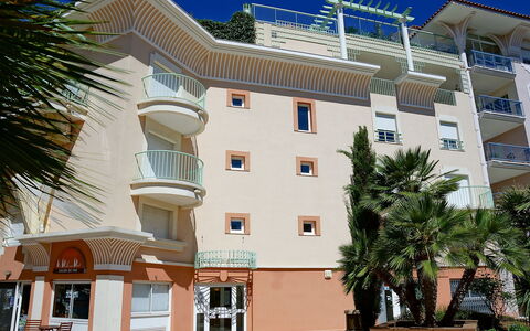Résidence les Cariatides: Bâtiment, Propriété, Immobilier, Architecture, Maison, Appartement, Zone Résidentielle, Domicile, Usage Mixte, Quartier