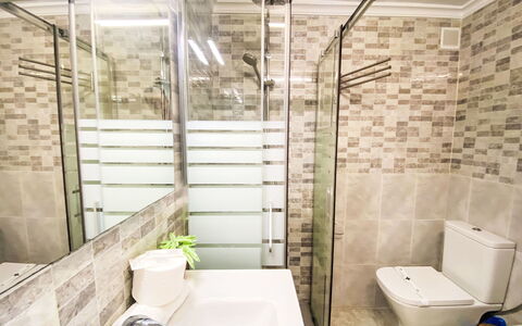 Don Lorenzo: Sol, Luminaire Plomberie, Design Intérieur, Sol, Salle De Bains, Plomberie, Tuile, Toilette, Évier, Douche