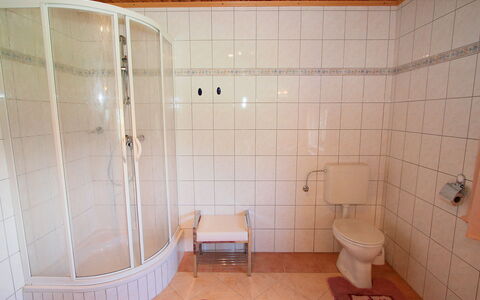 Christl: Salle De Bains, Pièce, Tuile, Propriété, Sol, Mur, Design Intérieur, Bâtiment, Baignoire, Luminaire Plomberie