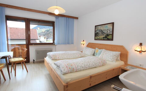 Christl: Meubles, Chambre, Pièce, Propriété, Lit, Design Intérieur, Sol, Cadre De Lit, Bâtiment, Drap De Lit